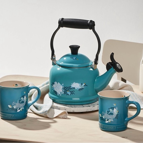 Le Creuset Tea Kettle Caribbean Blue with Lotus Detail - Picture 4 of 4